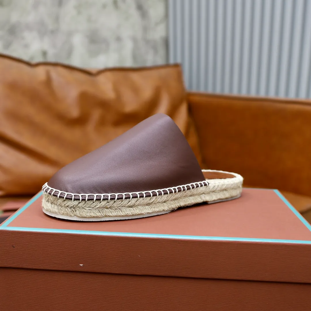 Men's Men's Shoes💰540💰Loro piana Naha Men's Slippers This fashionable sandal is crafted from smooth cow leather and has interlaced straps for a modern three-dimensional texture. Lightweight yet strong, smooth leather balances modern appeal with time-honored quality. Viewed from every angle, the embossed and polished appearance shows meticulous craftsmanship. Ergonomically cushioned insole, covered with nappa leather, with matching upper and natural polished sole. Cowhide upper + rubber outsole Size: 38-44 (customized for 45-46)